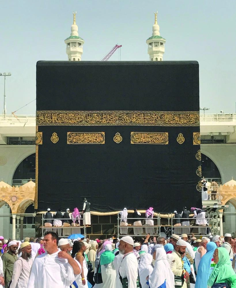 






رفع ثوب الكعبة المشرفة                                                                                                                                                                     (ياسر بخش)