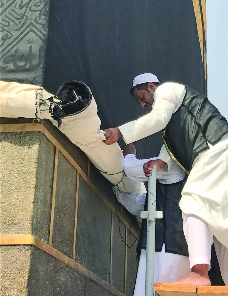 رفع ثوب الكعبة المشرفة (ياسر بخش )