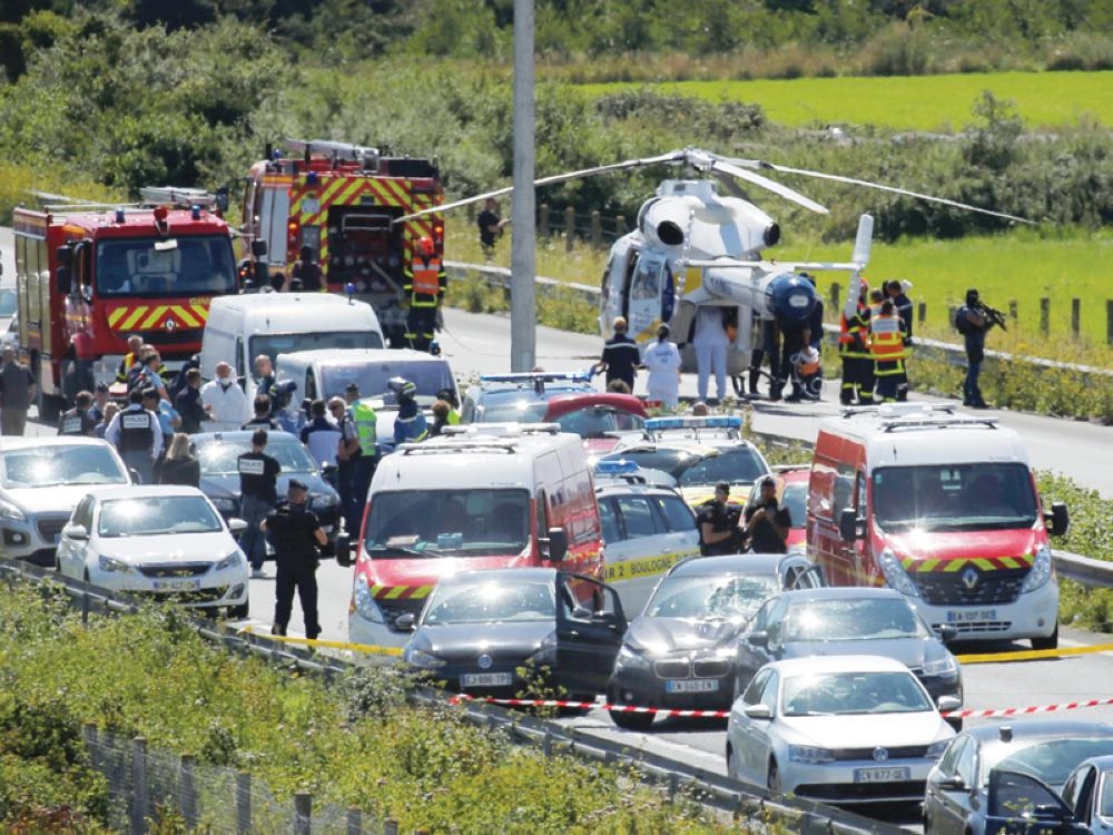 لحظة اعتقال المشتبه به على الطريق السريع بين باريس وبولوني سور مير أمس (رويترز)