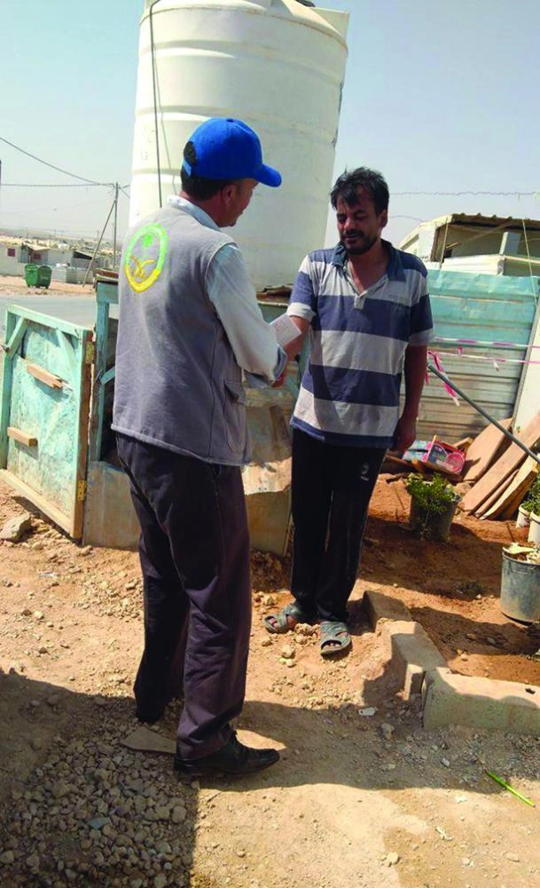 






لقاء مع رب أسرة في المخيم                    (واس)