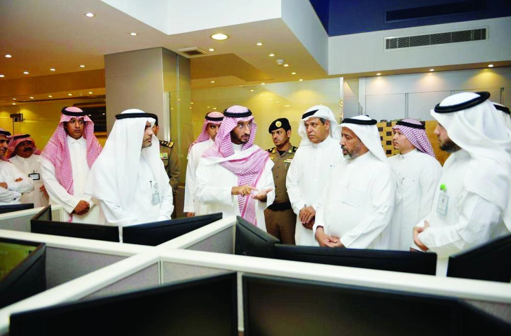 






عبدالله بن بندر خلال الزيارة                                               (واس)