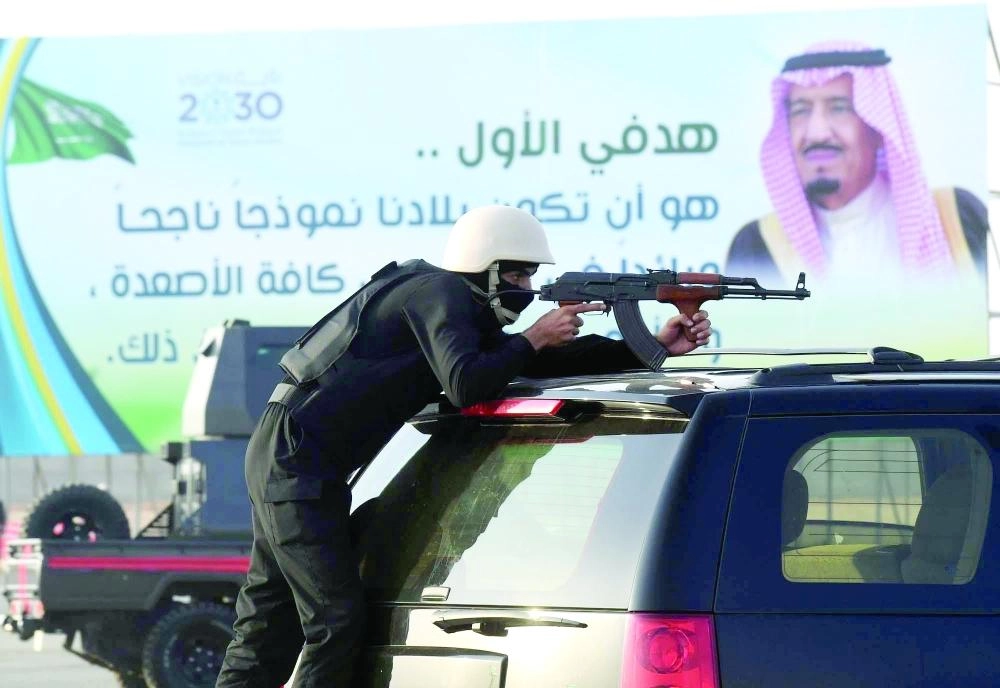 فرضيات رماية الثقة والاشتباك والسيطرة ومهارة النزول من البرج خلال العرض                                                                            (واس)