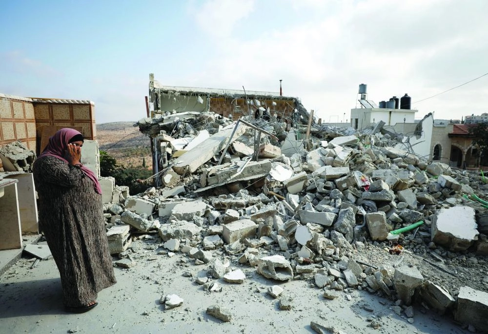 






سيدة فلسطينية بالقرب من منزلها بعد أن هدمته القوات الإسرائيلية                                                            (رويترز)