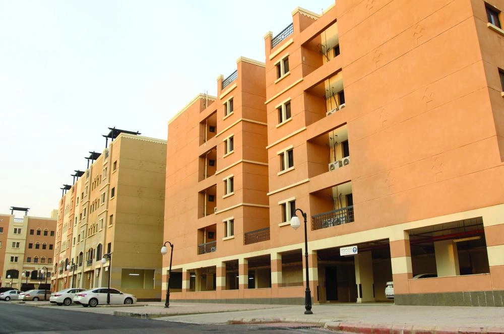 






عمائر سكنية في أحد أحياء الرياض                            (مكة)