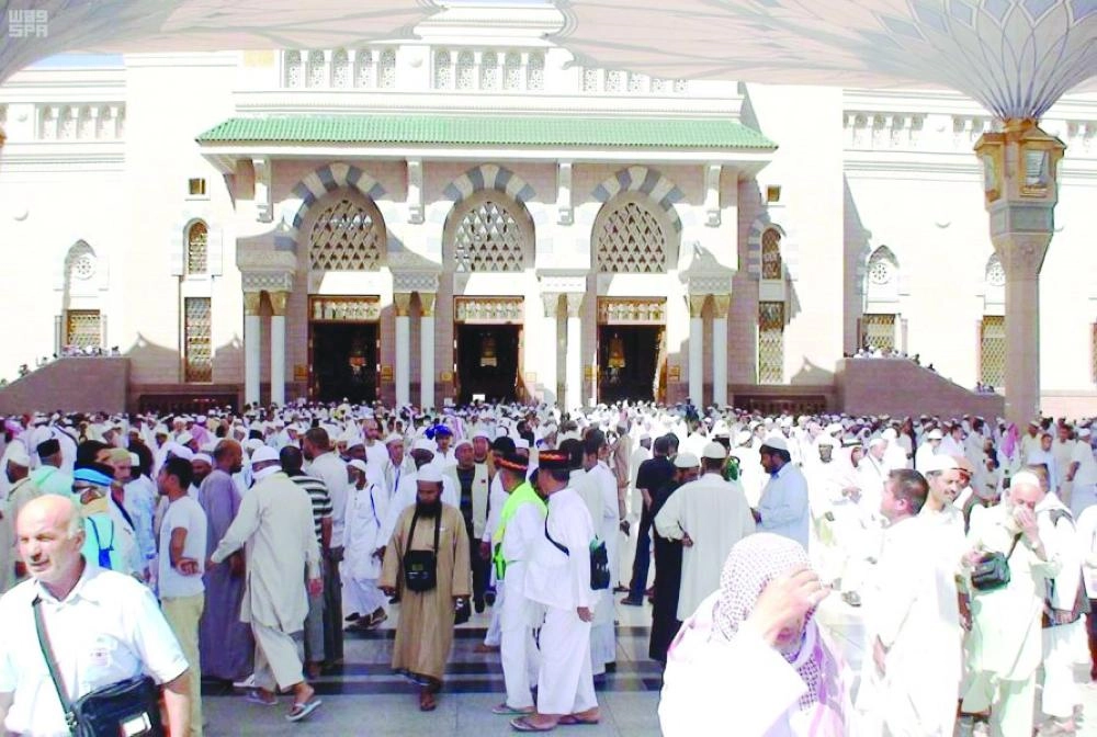 






مصلون على باب المسجد النبوي                     (واس)