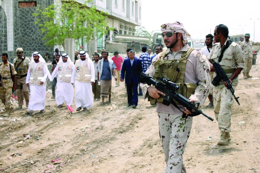 






رئيس الوزراء اليمني خلال زيارته الأخيرة لميناء المخا وسط حراسة جنود من التحالف                                                                          (رويترز)