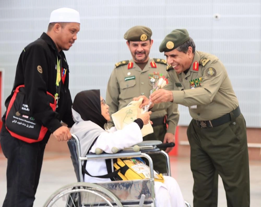 اليحيى مستقبلاً حجاج ماليزيا           (مكة)