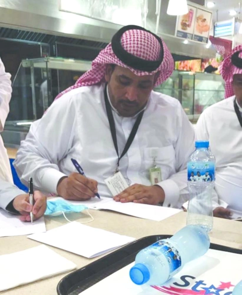 أثناء عملية التفتيش بالمطار                                         (مكة)