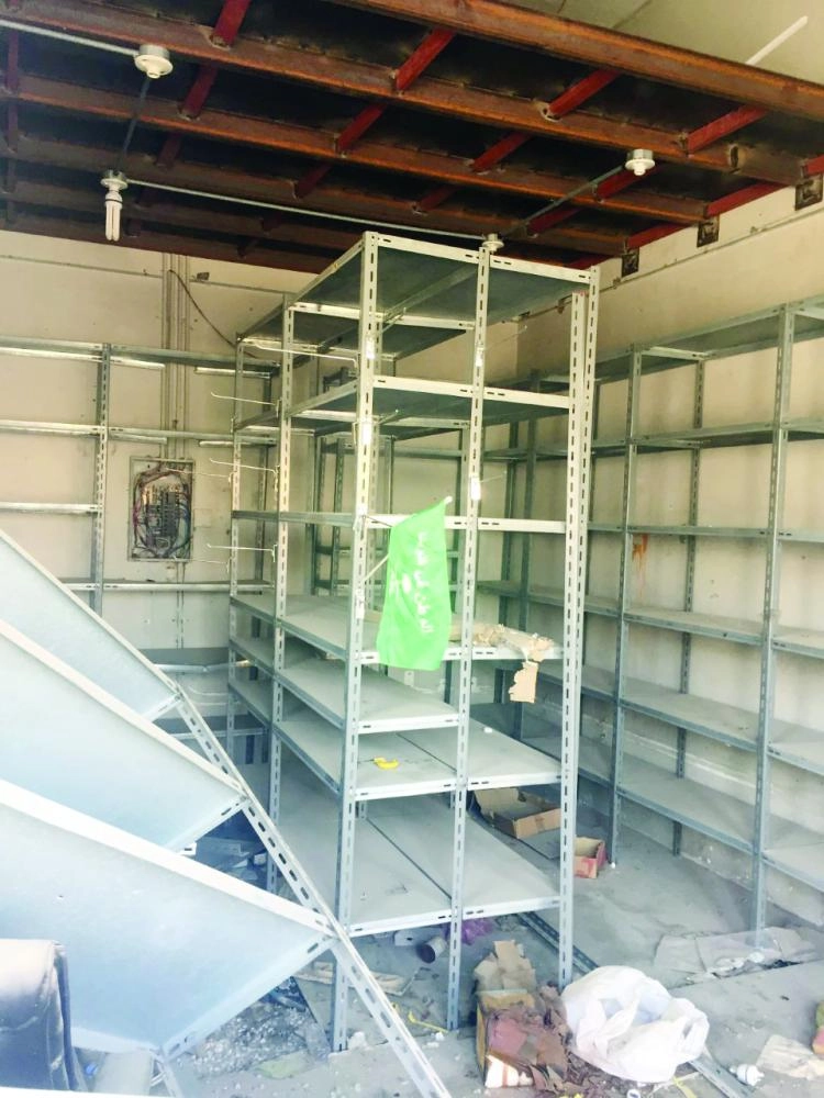 بقايا أثاث علقت عليها راية ترمز للوحدة  (مكة)