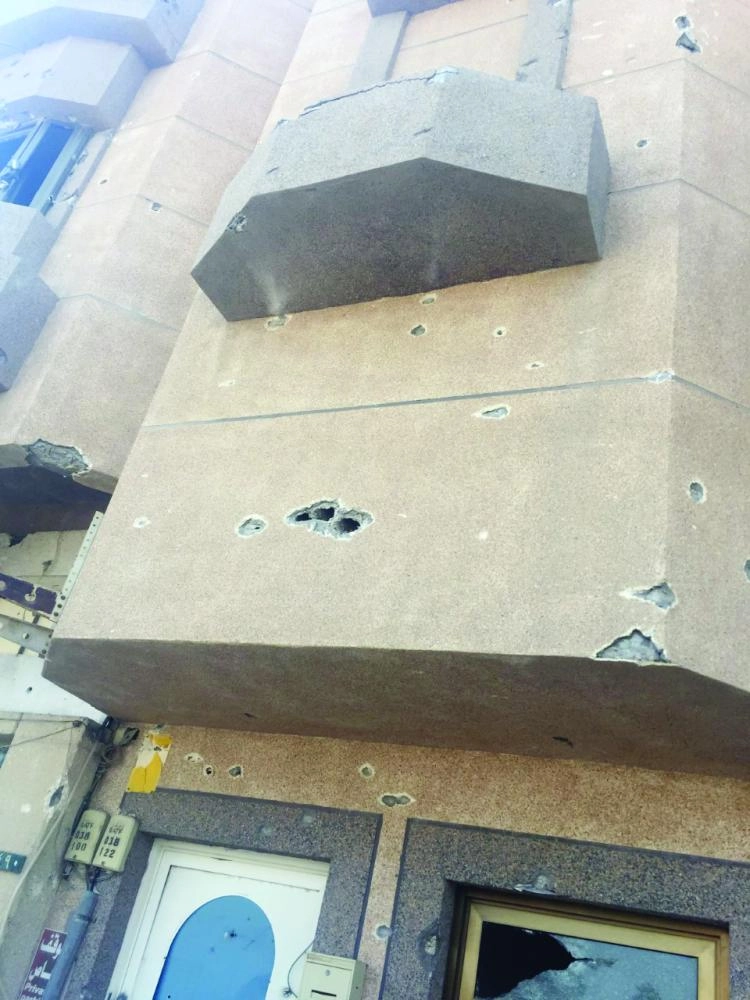 آثار الرصاص على واجهات البيوت