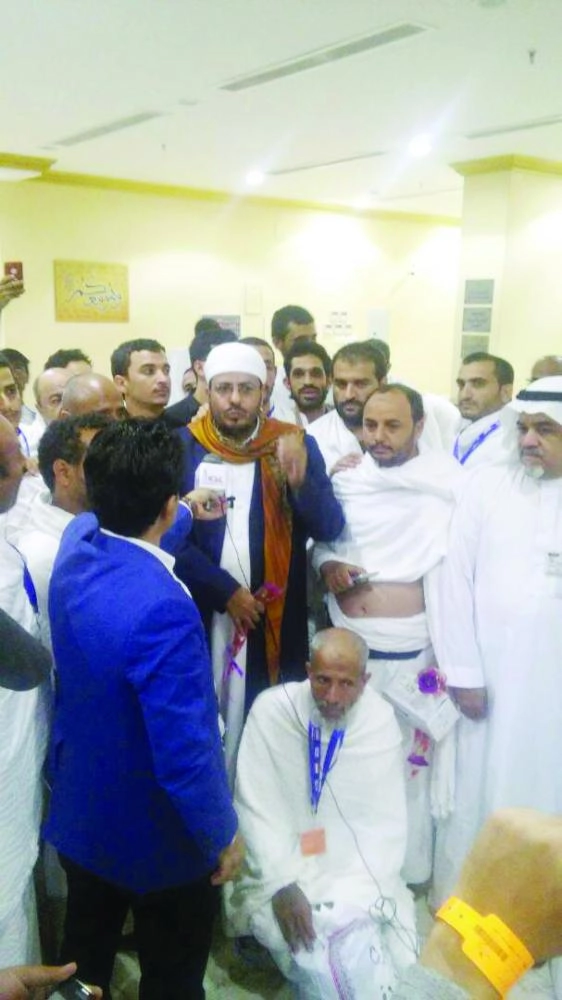 






وزير الأوقاف اليمني مستقبلا أول فوج من الحجاج   (سبأ نت)