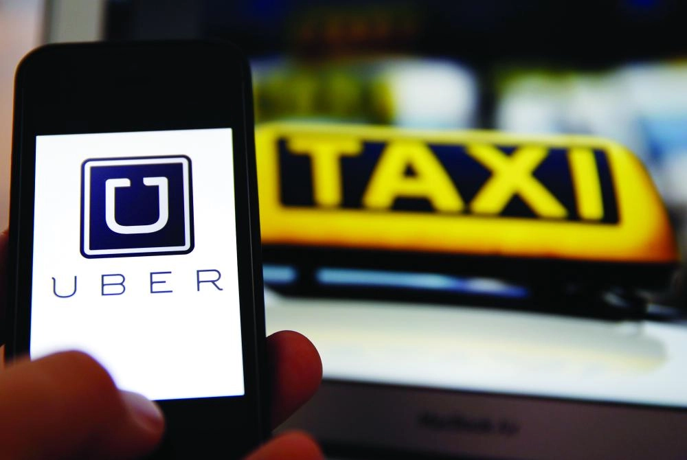 






شخص أثناء استخدام تطبيق أوبر                                        (مكة)