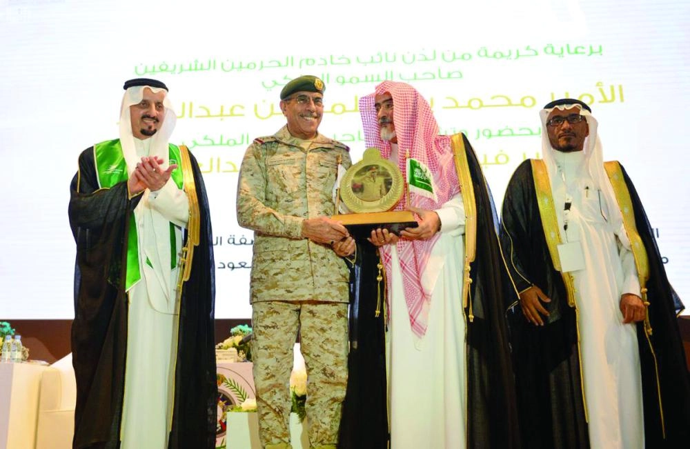 فيصل بن خالد خلال رعايته تخريج الدفعة الأولى من المشاركين والمرابطين في الحد الجنوبي (واس)