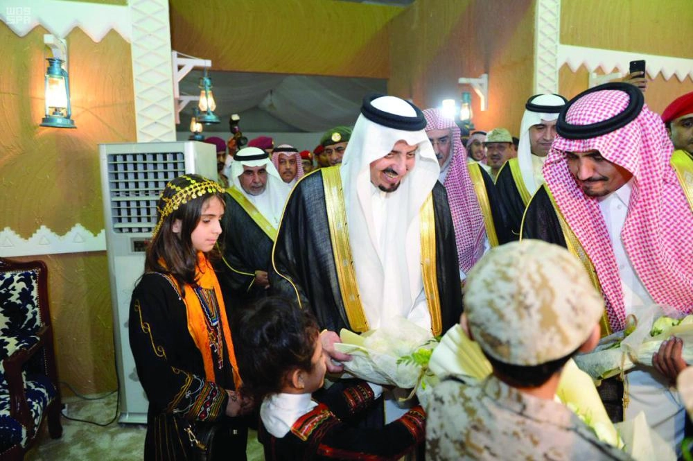 فيصل بن خالد يكرم عددا من أبناء شهداء الوطن  (واس)