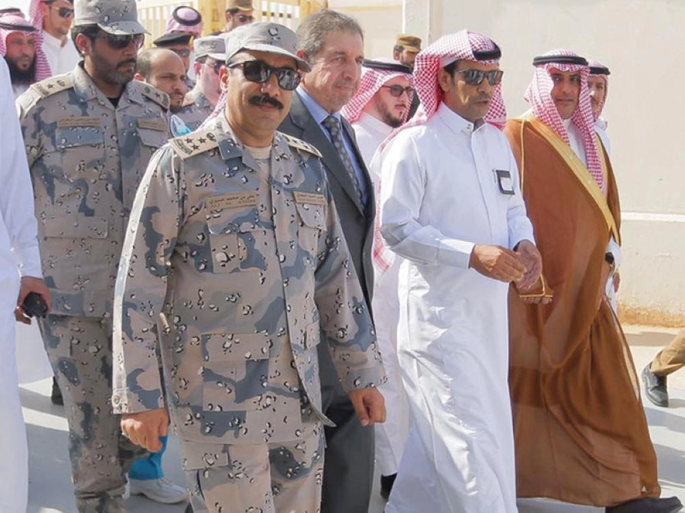 العاني والشمري خلال الجولة برفقة مسؤولي جديدة عرعر              (عبدالله زياد)