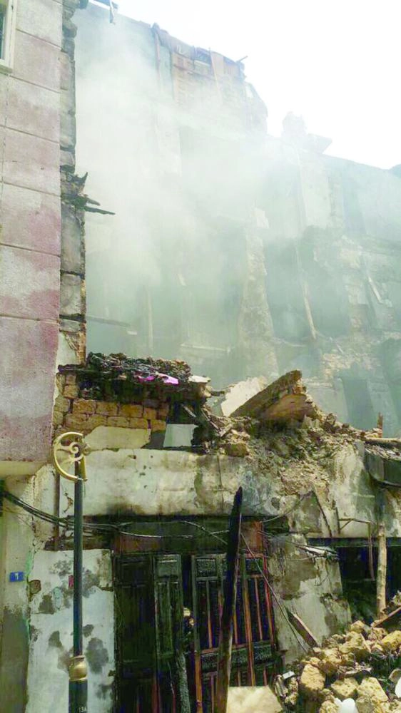 






من آثار الحريق على أحد مباني جدة التاريخية                     (مكة)