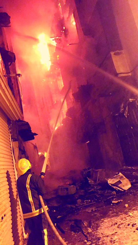 ألسنة اللهب المتصاعدة من المبنى