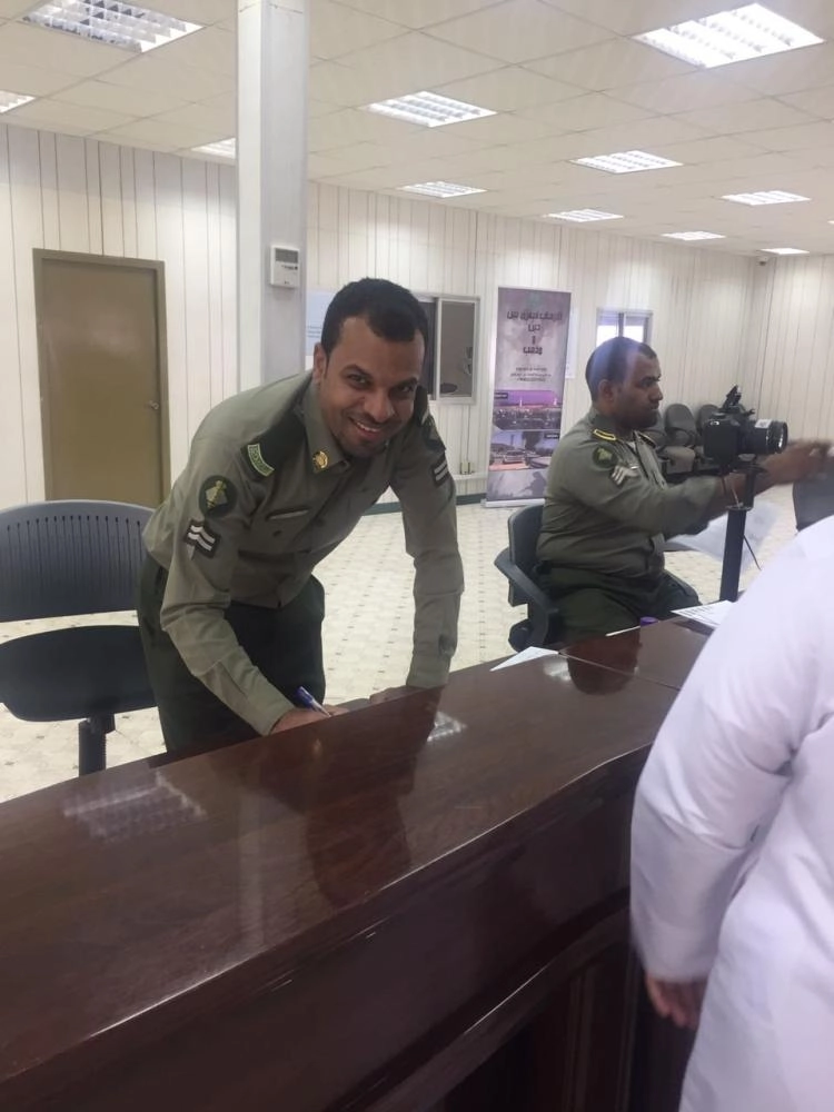 ابتسامة موظف أثناء ترحيبه بالحجاج القطريين  (مكة)