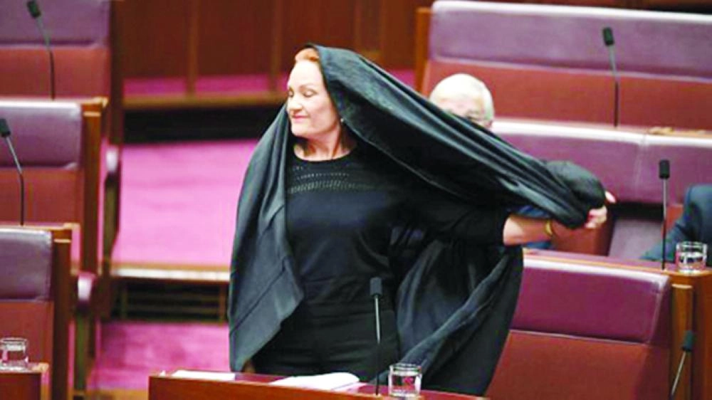 






هانسون وهي تزيل الحجاب