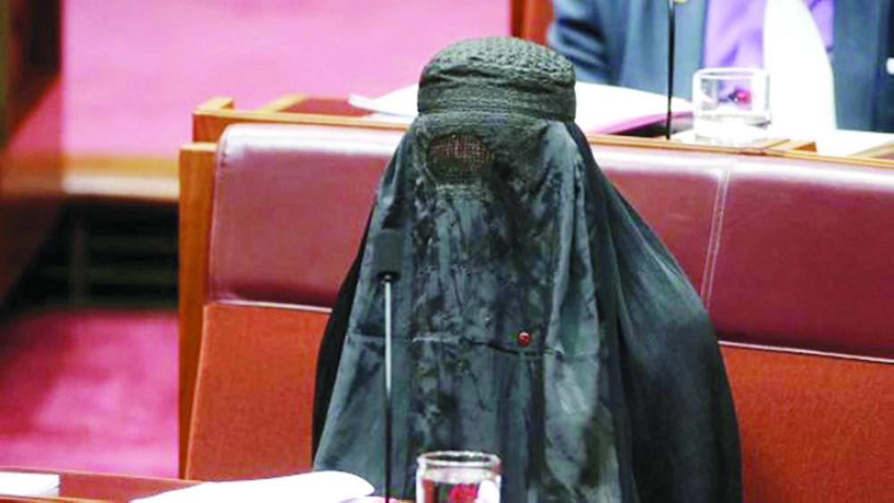 






هانسون ترتدي الحجاب في البرلمان                         (SMH)