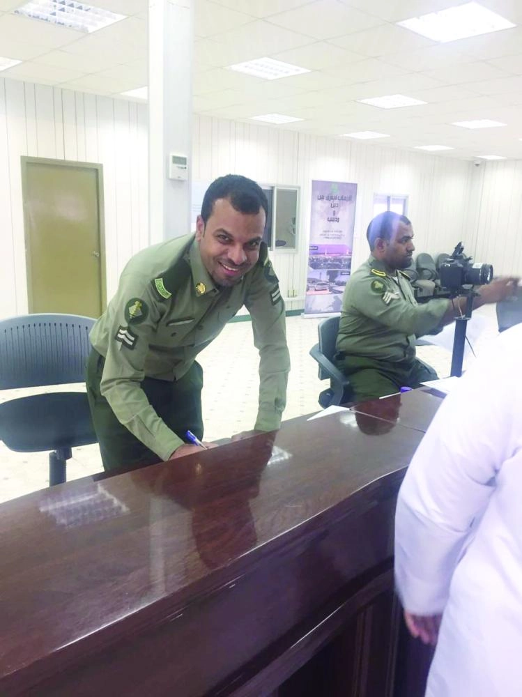 






ابتسامة موظف أثناء ترحيبه بالحجاج القطريين