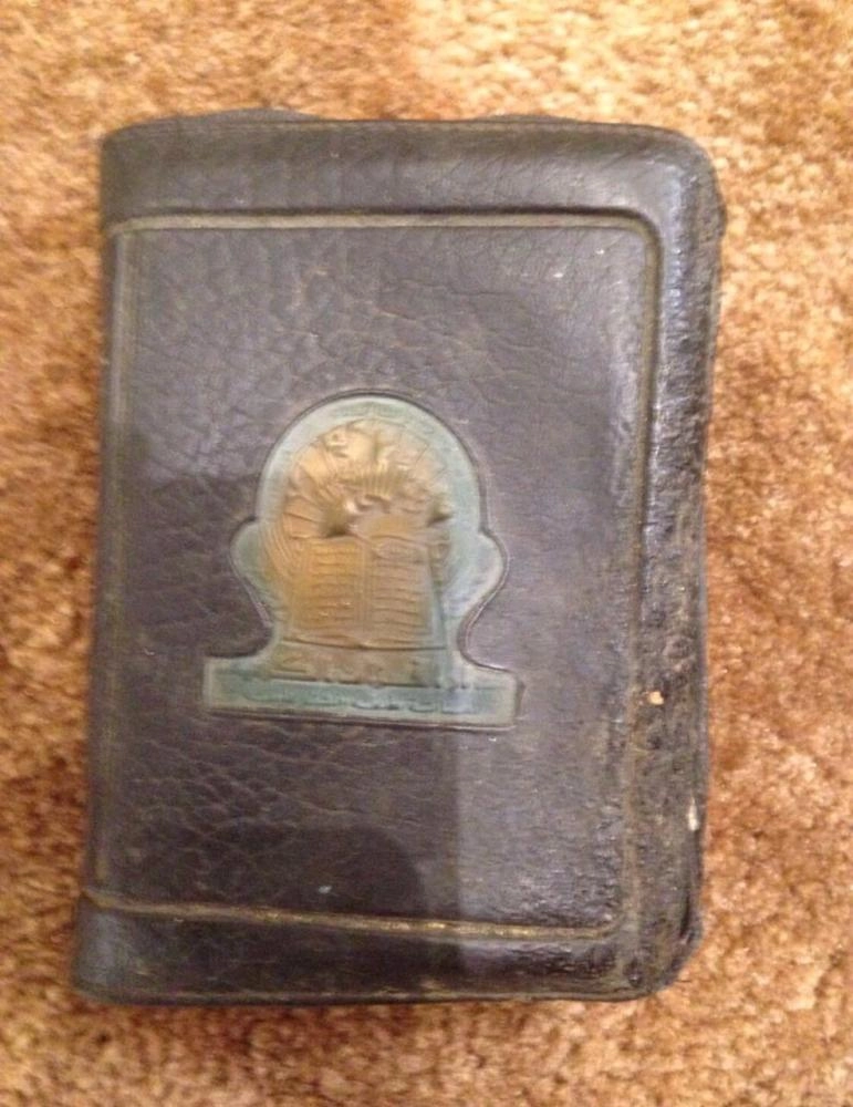 سلم هذا المصحف من الحريق بعد أن كان بداخل حقيبة احترق كل ما فيها