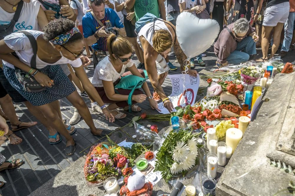 






إسبان يضعون ورودا في موقع حادث برشلونة أمس              (د ب أ)