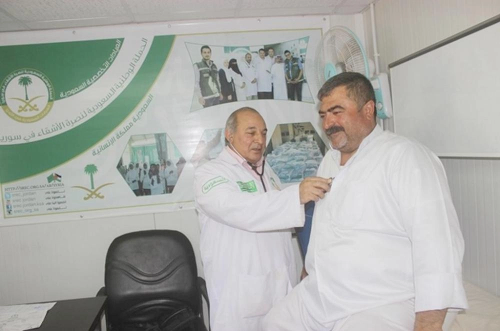 






طبيب يعالج لاجئا سوريا في العيادات السعودية بالزعتري                        (واس)
