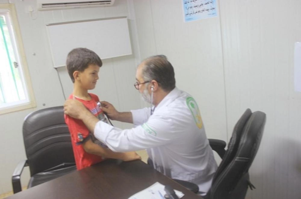 طفل يتلقى العلاج بالعيادات السعودية بالزعتري (واس)