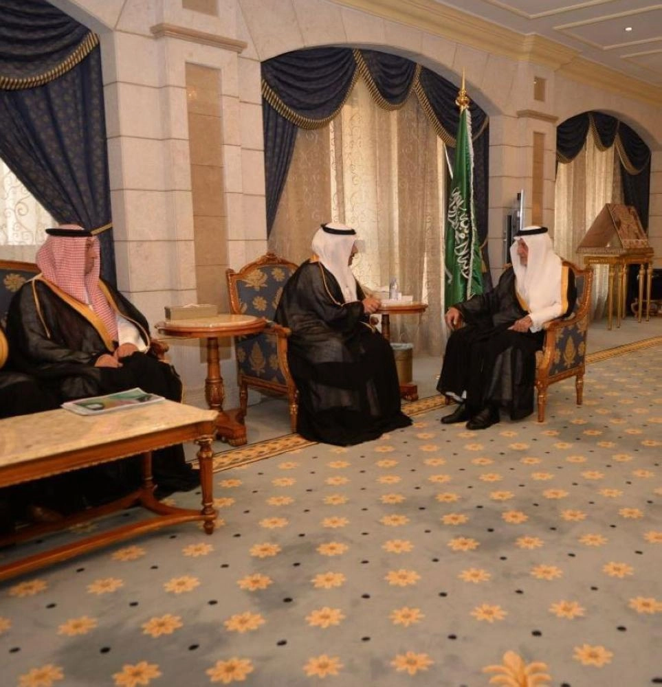 خالد الفيصل لدى اطلاعه على مبادرة الإسكان              (واس)