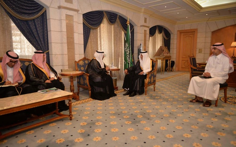 خالد الفيصل لدى اطلاعه على مبادرة الإسكان              (واس)