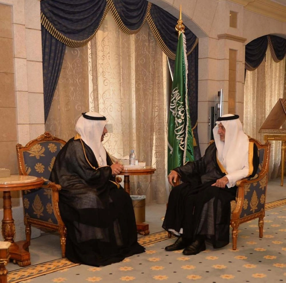 خالد الفيصل لدى اطلاعه على مبادرة الإسكان              (واس)