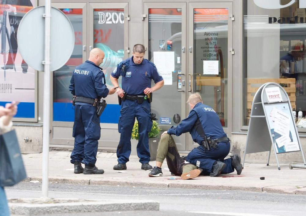 الشرطة الفنلندية تعتقل المشتبه به بعد عملية الطعن (رويترز)