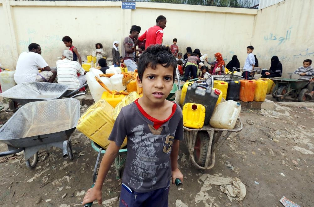 






تجمع يمني حول صنبور مياه صالحة للشرب بصنعاء، بعد تدهور البنية التحتية بسبب صراع الحوثي وصالح                                                  (إ ب أ)