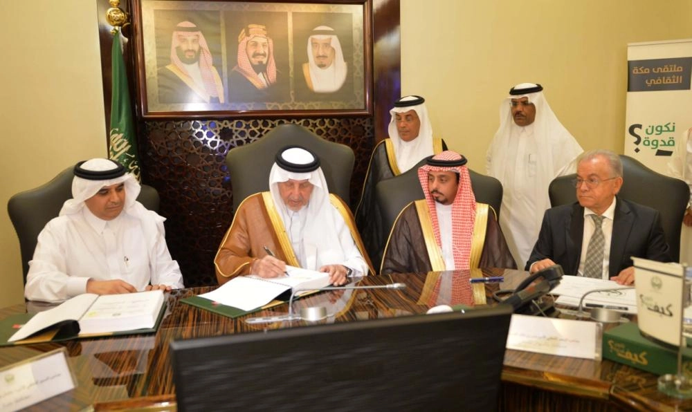 خالد الفيصل خلال توقيع المشروع (مكة)