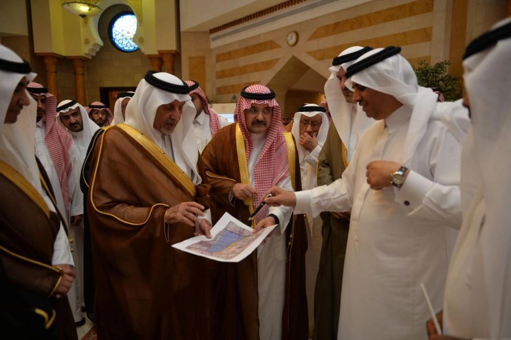 خالد الفيصل يطلع على المشروع قبل تنفيذه