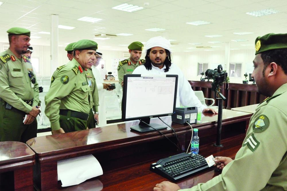 






سليمان اليحيى مطلعا على إنهاء إجراءات حاج قطري                               (مكة)