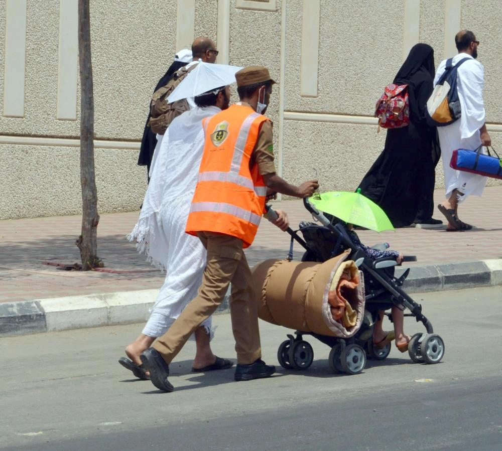 رجل أمن يقدم المساعدة لحاج