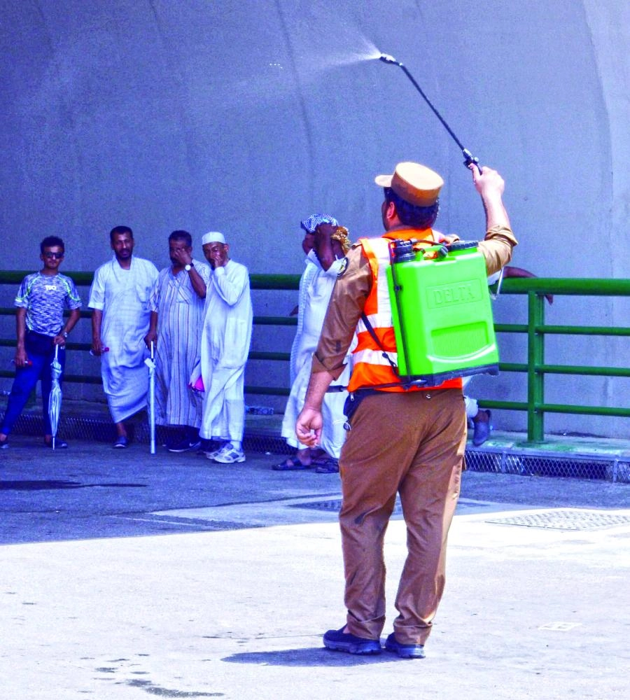 






رجل أمن يرش رذاذ الماء لتلطيف الأجواء للحجاج