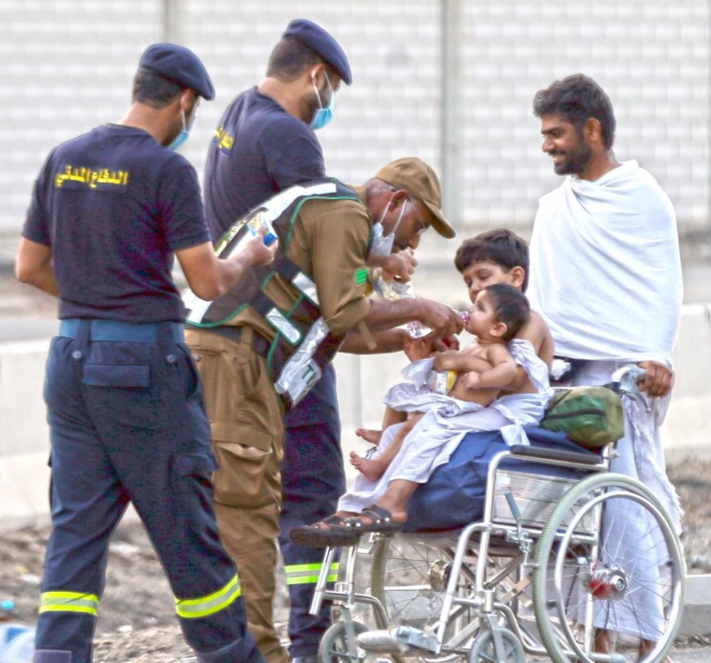 






أحد أفراد قوات الحج يسقي طفلا الماء في الموسم الماضي                    (عبدالمحسن دومان)