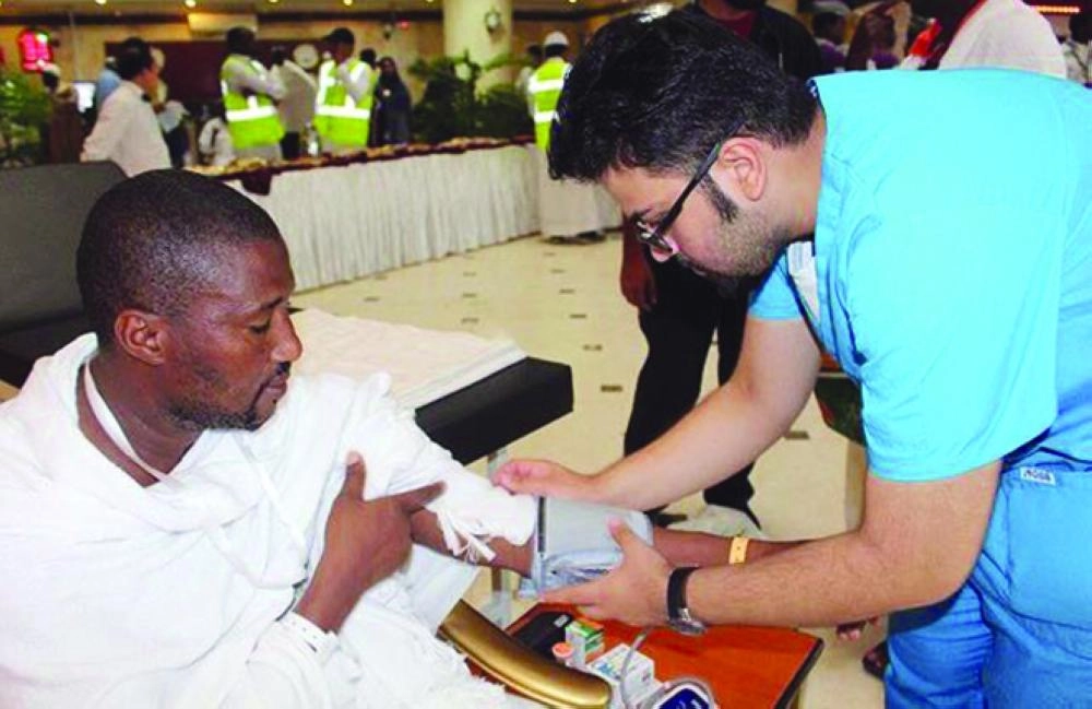 






طبيب يطمئن على صحة حاج تابع لمكتب 25