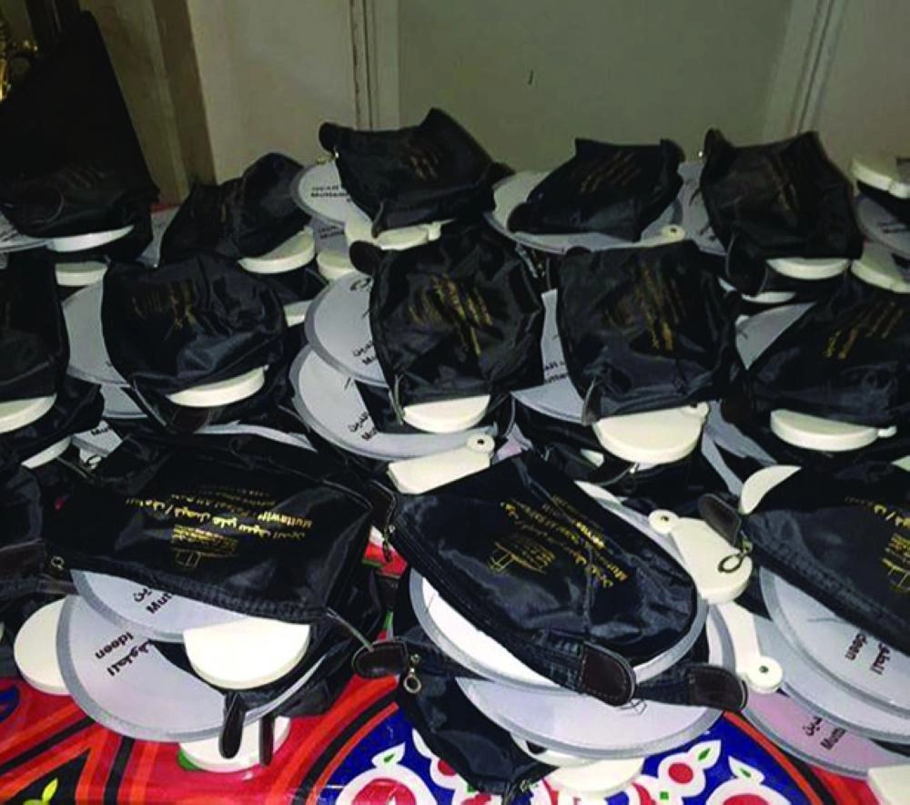 






هدايا يقدمها مكتب 25 لحجاجه