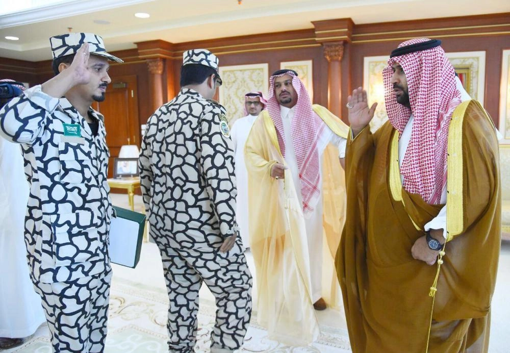 محمد بن عبدالعزيز خلال استقباله عبدالرحمن المويشير (واس)