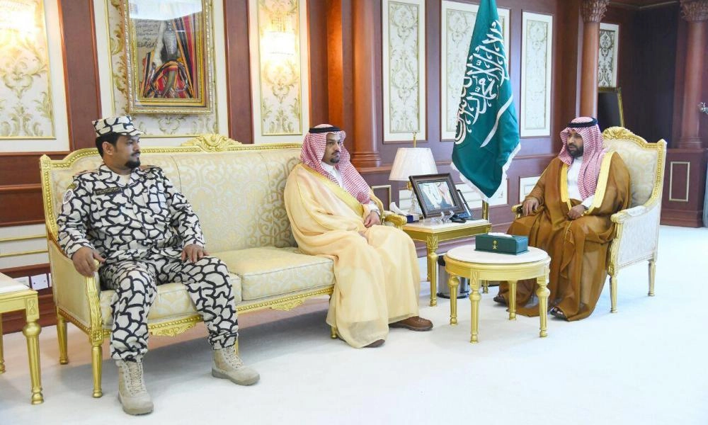 محمد بن عبدالعزيز خلال استقباله عبدالرحمن المويشير