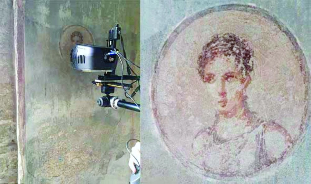 






اللوحة أثناء فحصها                               (العرب اليوم)