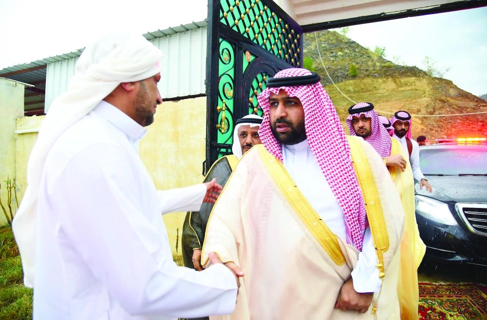 محمد بن عبدالعزيز مقدما التعازي لذوي الشهيد في منزلهم