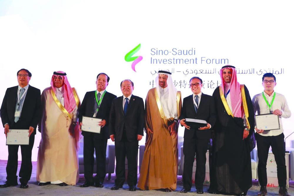 






الفالح والقصبي والعمر مع ممثلي الشركات التي حصلت على تراخيص استثمارية                                                                          (مكة)