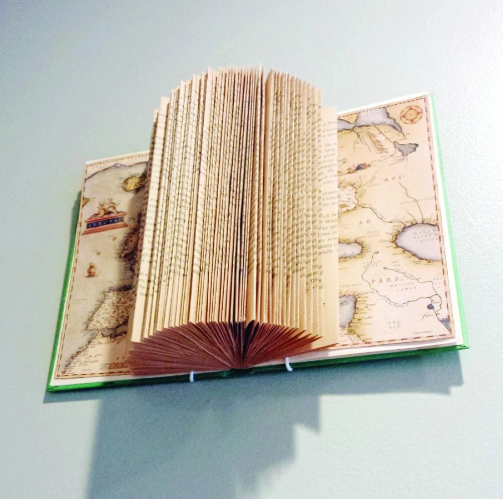 






عمل فني بكتاب قديم                   (Columbian)