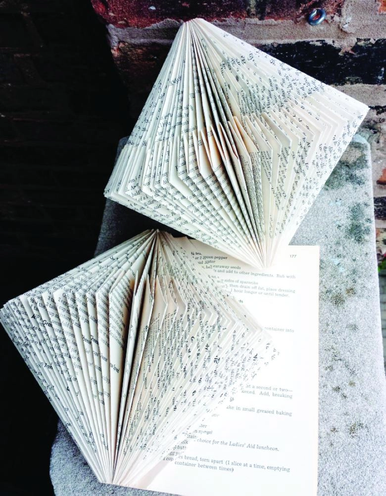 عمل فني بكتب قديمة (Columbian)