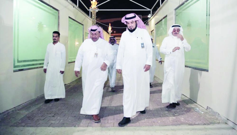 عبدالله المدلج مطلعا على تجهيز مقرات الضيوف (مكة)